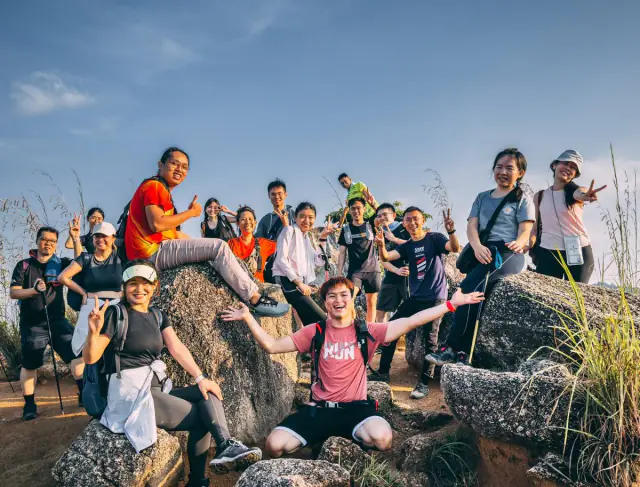 Large group at Bukit Pau trailhead with So Hikers flag