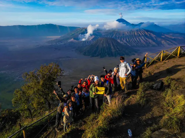DJI x So Hikers brand event group photo
