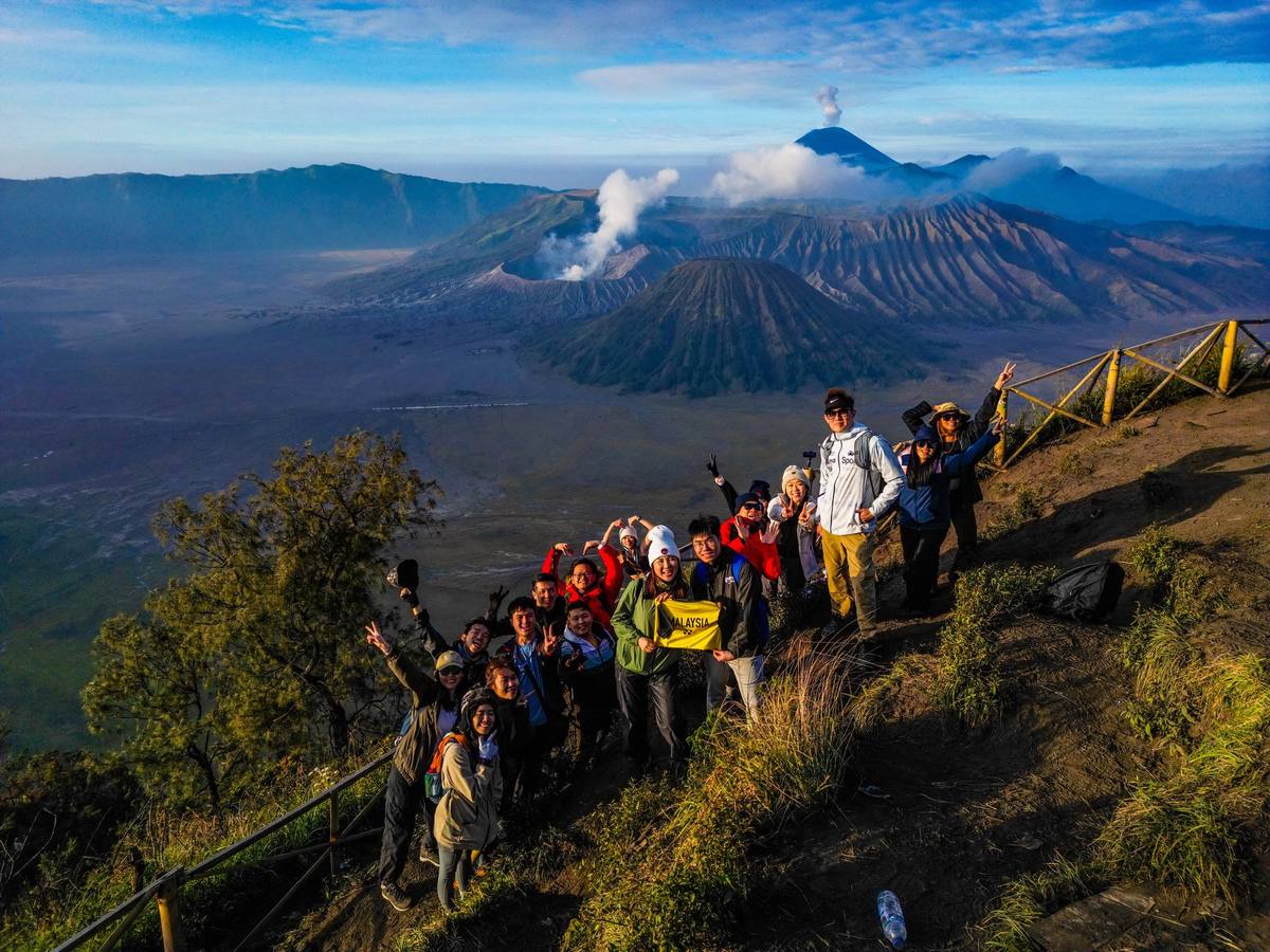 DJI x So Hikers brand event group photo