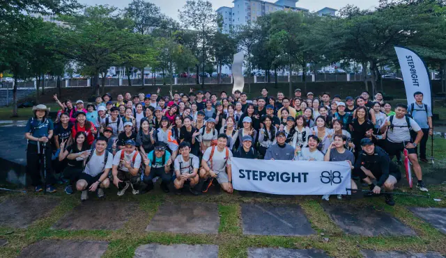 Large So Hikers group with the STEP8IGHT banner at the trailhead